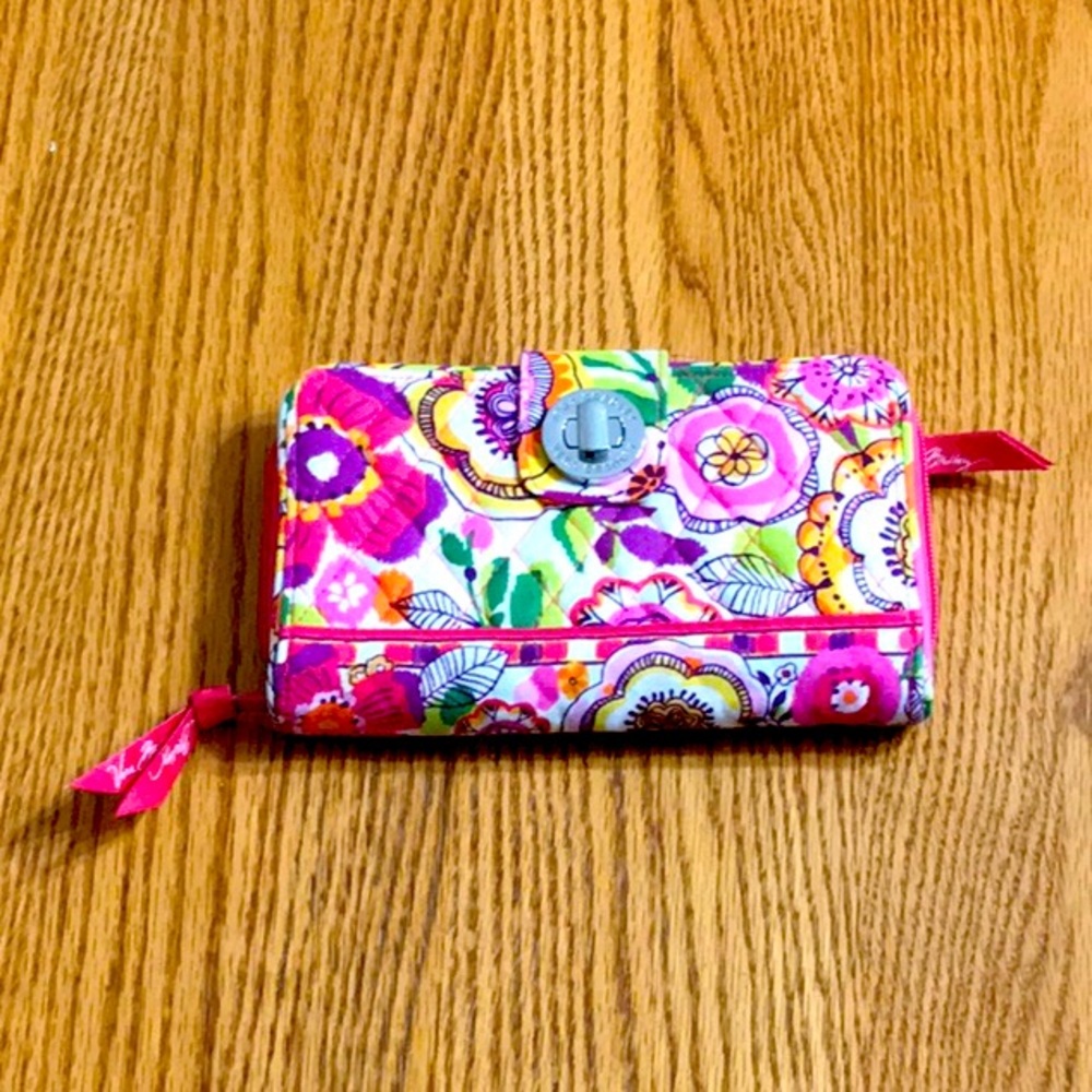 Vera Bradley Turnlock Wallet in Clementine pattern - Like New - So Pretty!